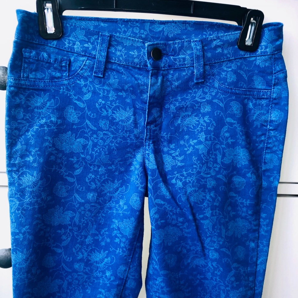 Skinny blue jeans with floral print